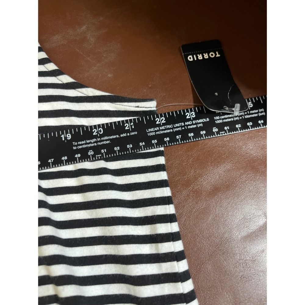 Torrid Striped Sleeveless Zip Up Mock Neck Foxy Top Black White 4 4X 26 NEW - Picture 10 of 10